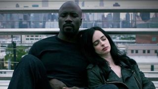 Mike Colter and Krysten Ritter in Jessica Jones