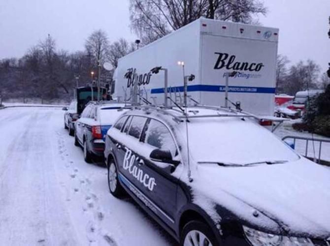 Team Blanco vehicles in the snow at Kuurne-Brussel-Kuurne