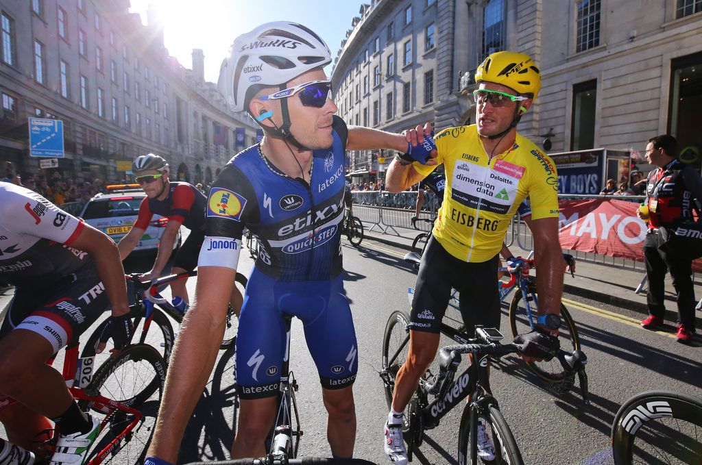 Former race leader Julien Vermote congratulates Steve Cummings (Dimension Data)