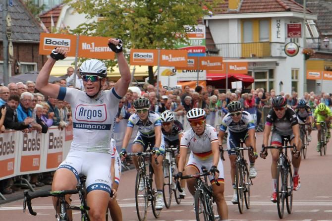 Kirsten Wild (Argos-Shimano) wins the sprint