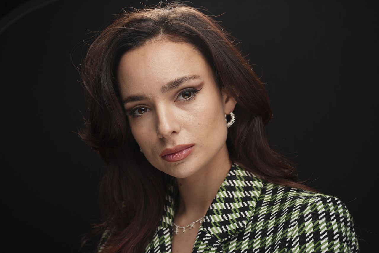 Sony A7 V sample images &ndash; head and shoulder portrait of a female model in the studio