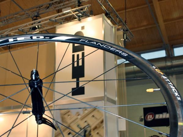HED adds a new entry-level Flanders model to its impressive range of wide-rimmed C2 clinchers with a reasonable total weight of 1,650g and an appealing US$700 price tag.