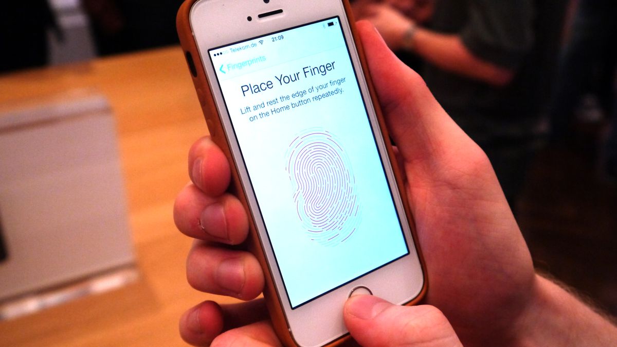 Айфон без пальца. Iphone 5s Touch ID. Айфон 5 есть ли отпечаток пальца.