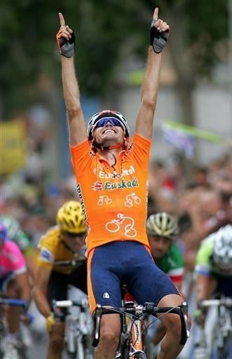 Samuel S&aacute;nchez (Euskaltel-Euskadi) points to the heavens after winning Stage 13.