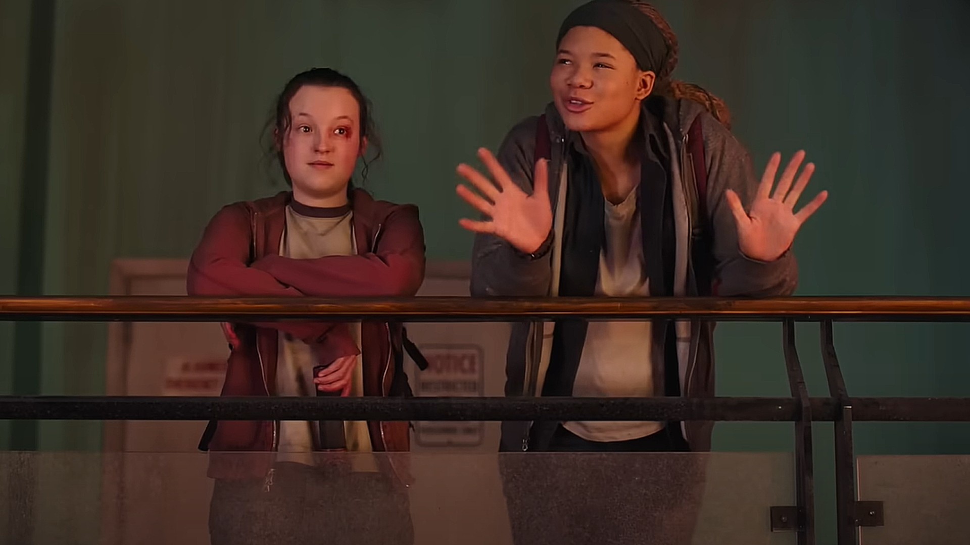 Bella Ramsey als Ellie und Storm Reid als Riley in The Last of Us