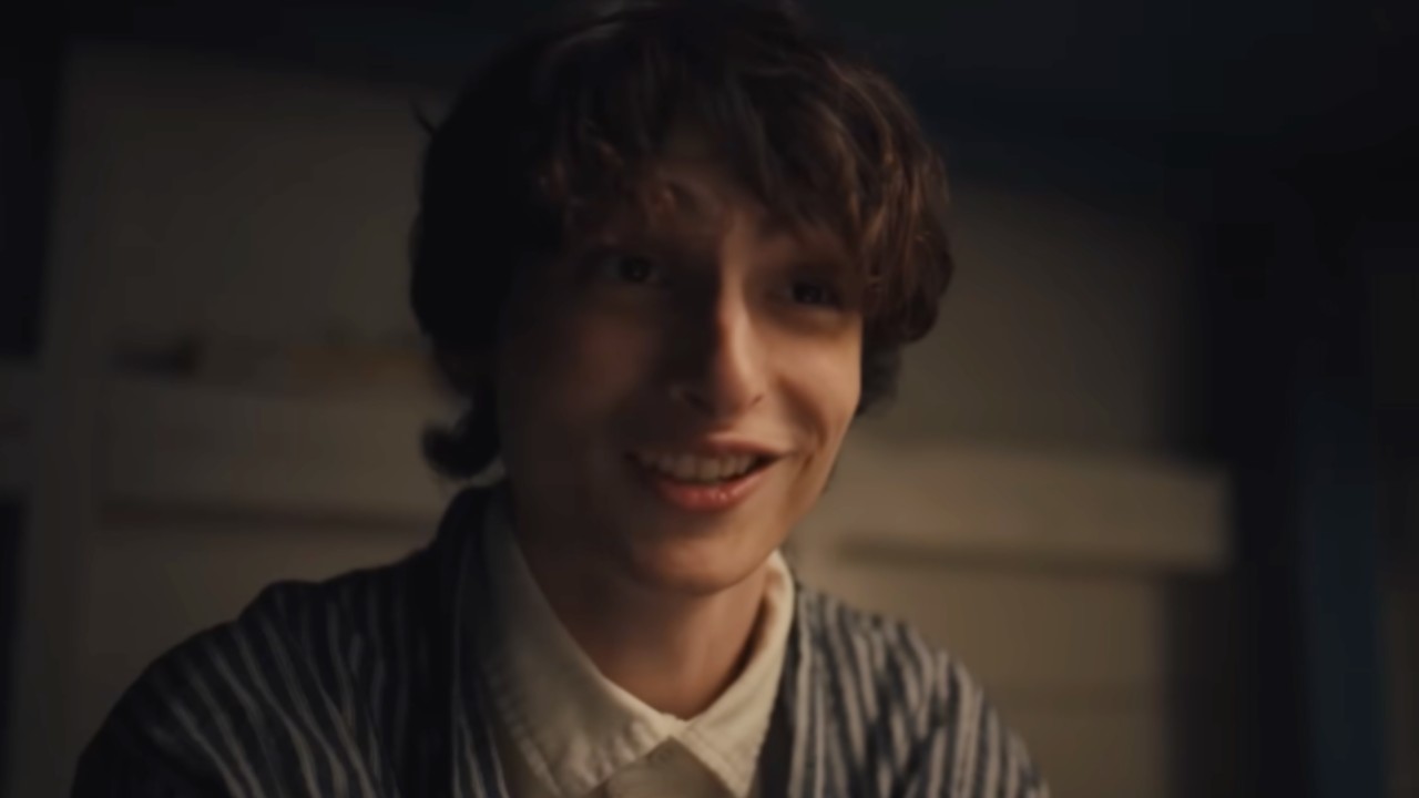 夏の地獄で微笑むフィン・ヴォルフハルト。