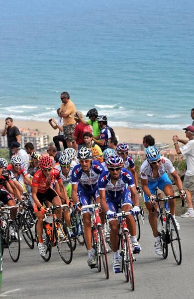 The bunch heads up the Rat Penat