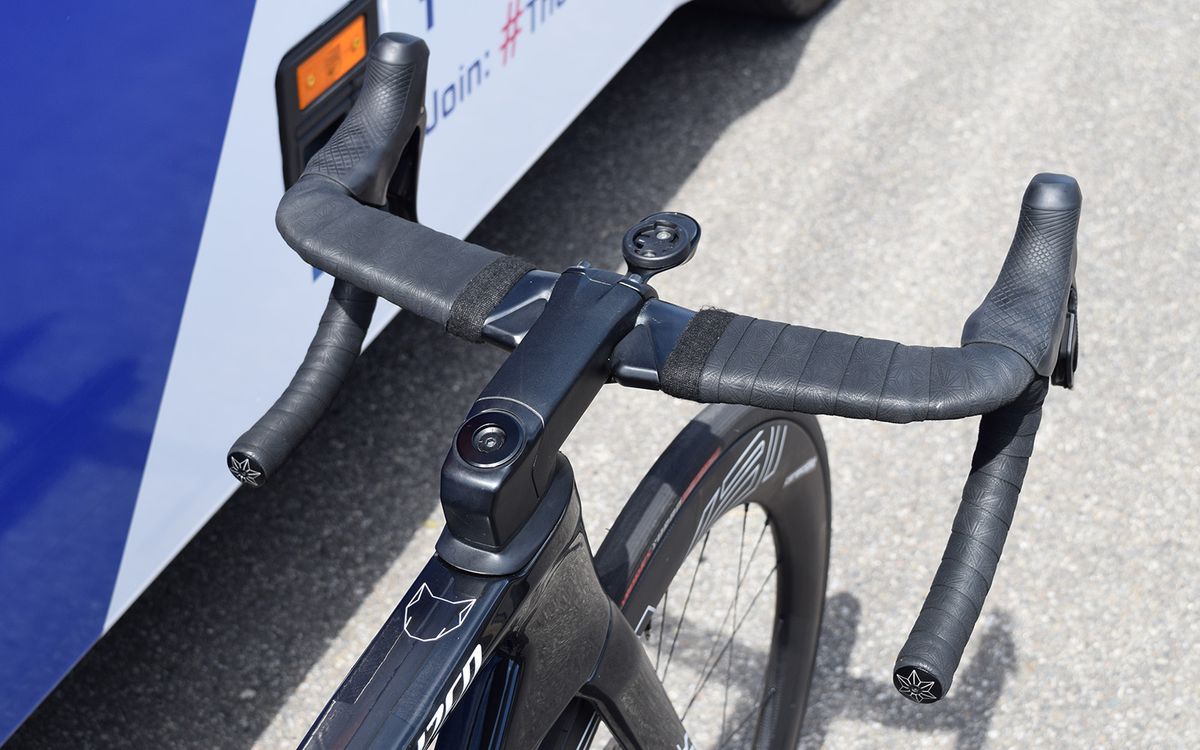 The Venge uses a proprietary stem, which is paired with the S-Works Aerofly 2 handlebars