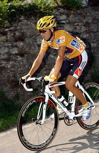Alejandro Valverde (Caisse d'Epargne) looking comfortable.