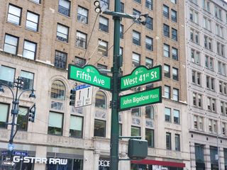 Galaxy Note 10 Plus street sign