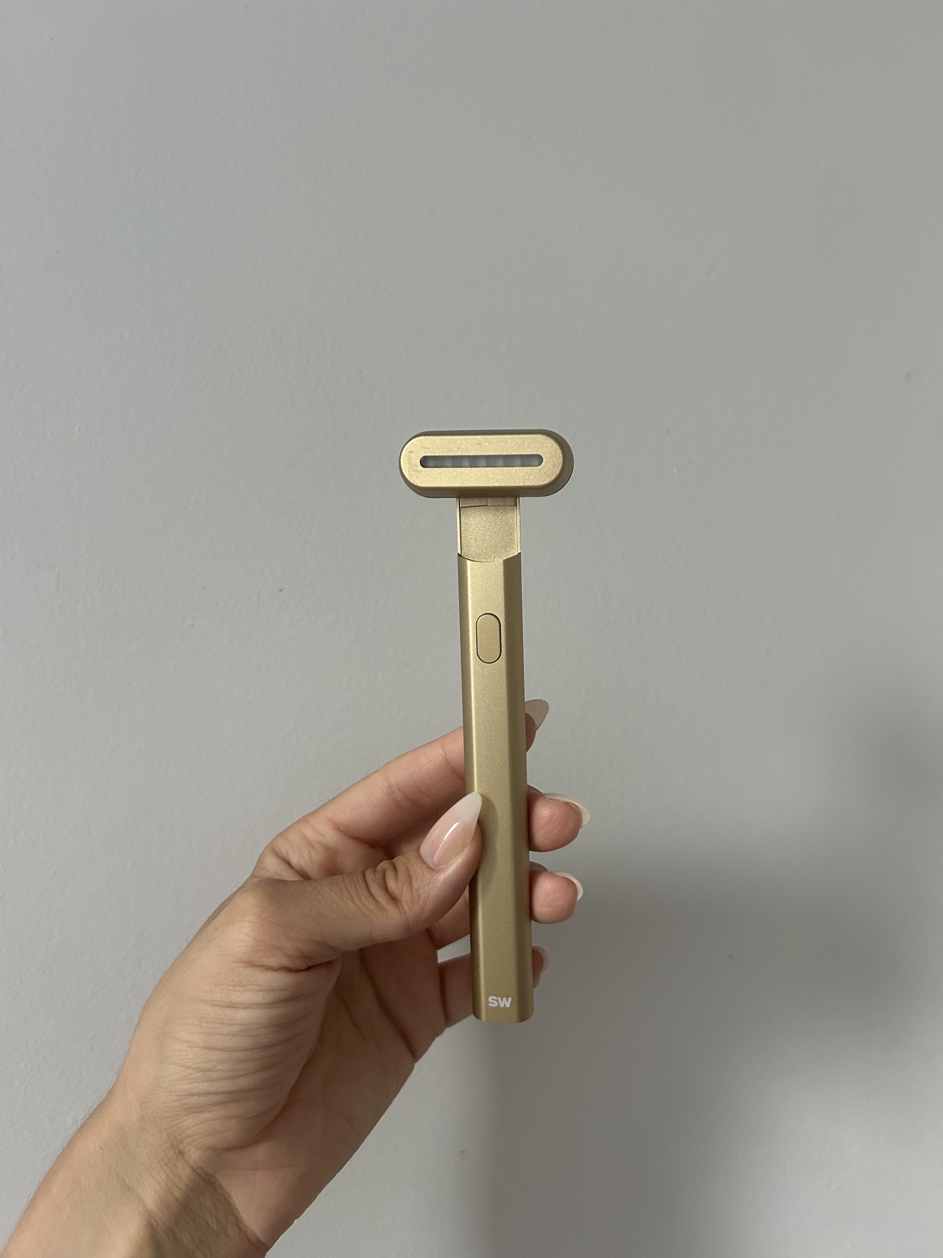 Alyssa Brascia holding the Solawave Skincare Wand.