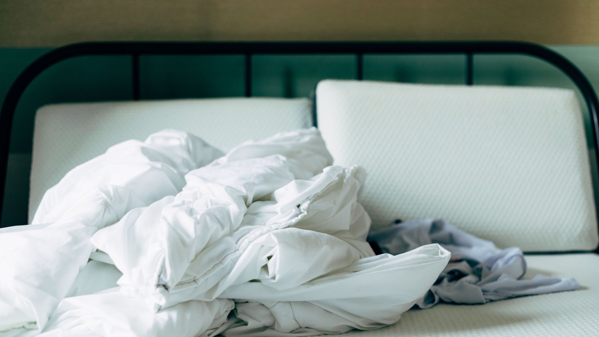 5 reasons why your mattress and pillows smell, plus how to deodorize ...