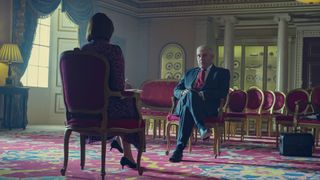 Emily Maitlis, jouée par Gillian Anderson, est assise dos à la caméra tandis que le Prince Andrew, joué par Rufus Sewell, répond à ses questions dans Scoop sur Netflix.