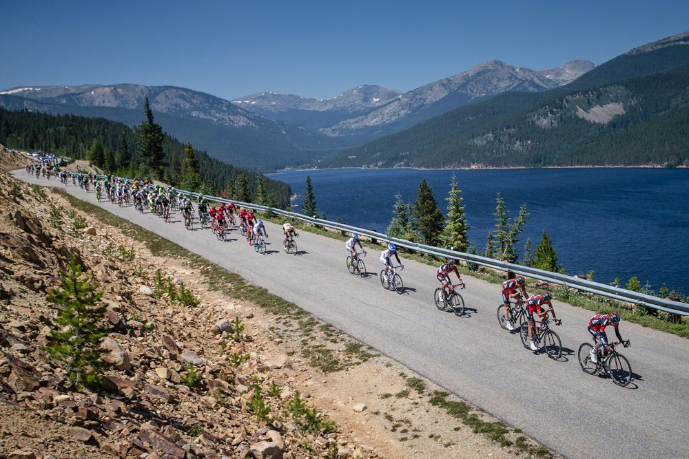 The peloton descends past Turquoise Lake