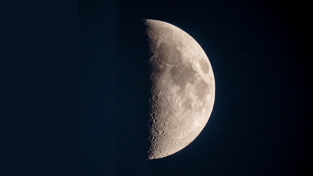 الليلة هي “ليلة مراقبة القمر الدولية”.  وإليك كيفية المشاركة