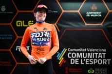 Demi Vollering in the orange Volta Femenina de la Comunitat Valenciana leader's jersey