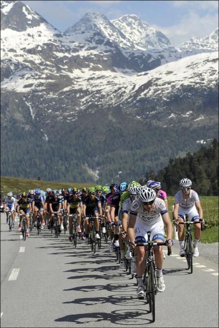 Argos-Shimano riders on the front of the peloton
