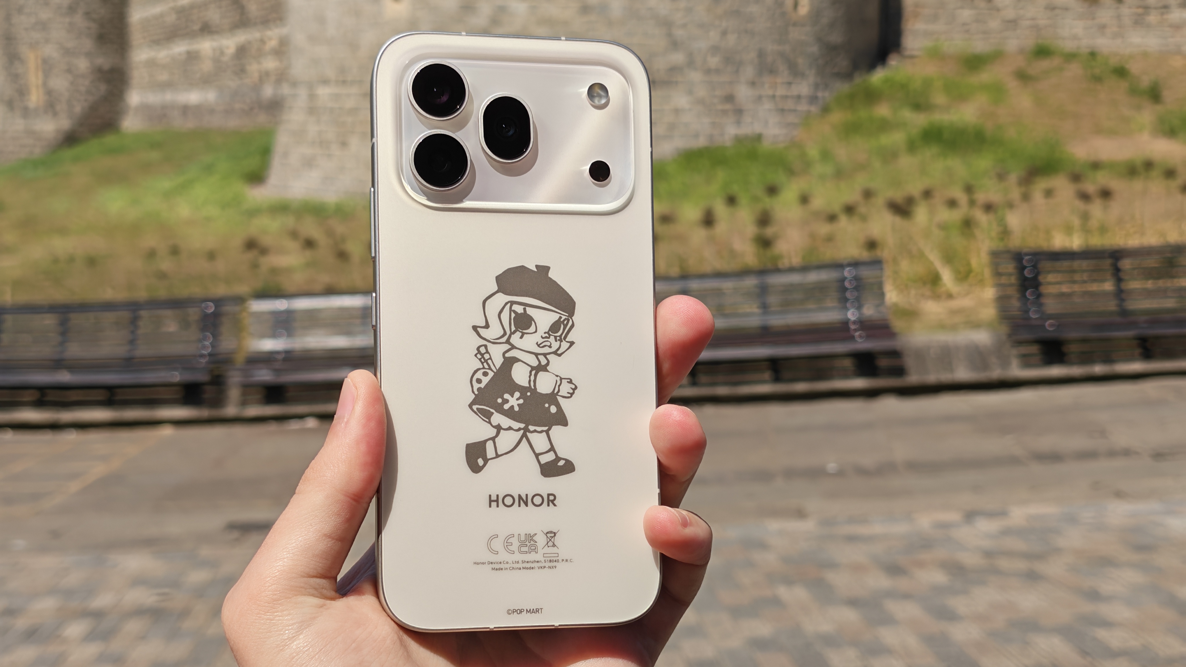 Molly 600 Pro Molly 限定版電話機。