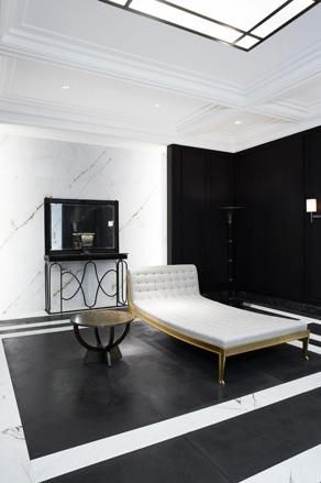 Joseph Dirand conceived an impressive bathroom - more like a bath salon - with the support of Louis Vuitton
