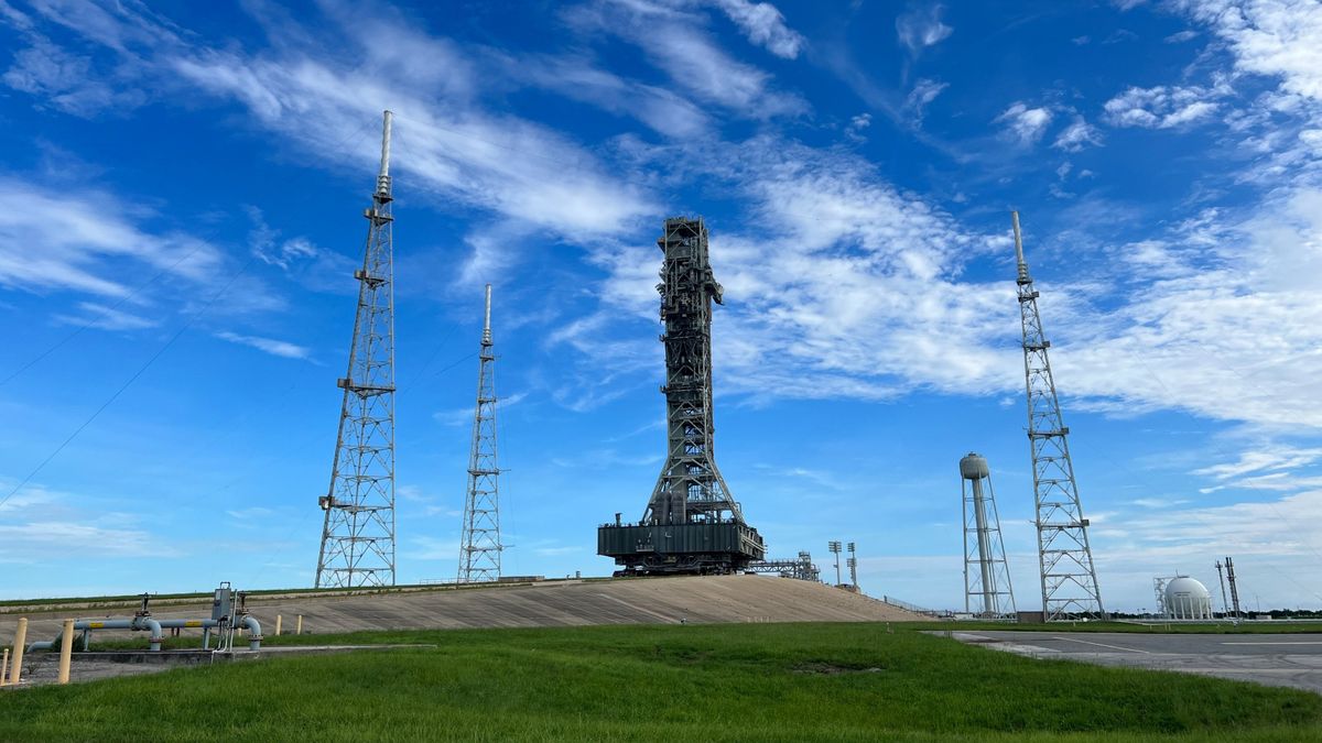 NASA rolls Artemis 2 mobile launch tower to pad for tests (photos)