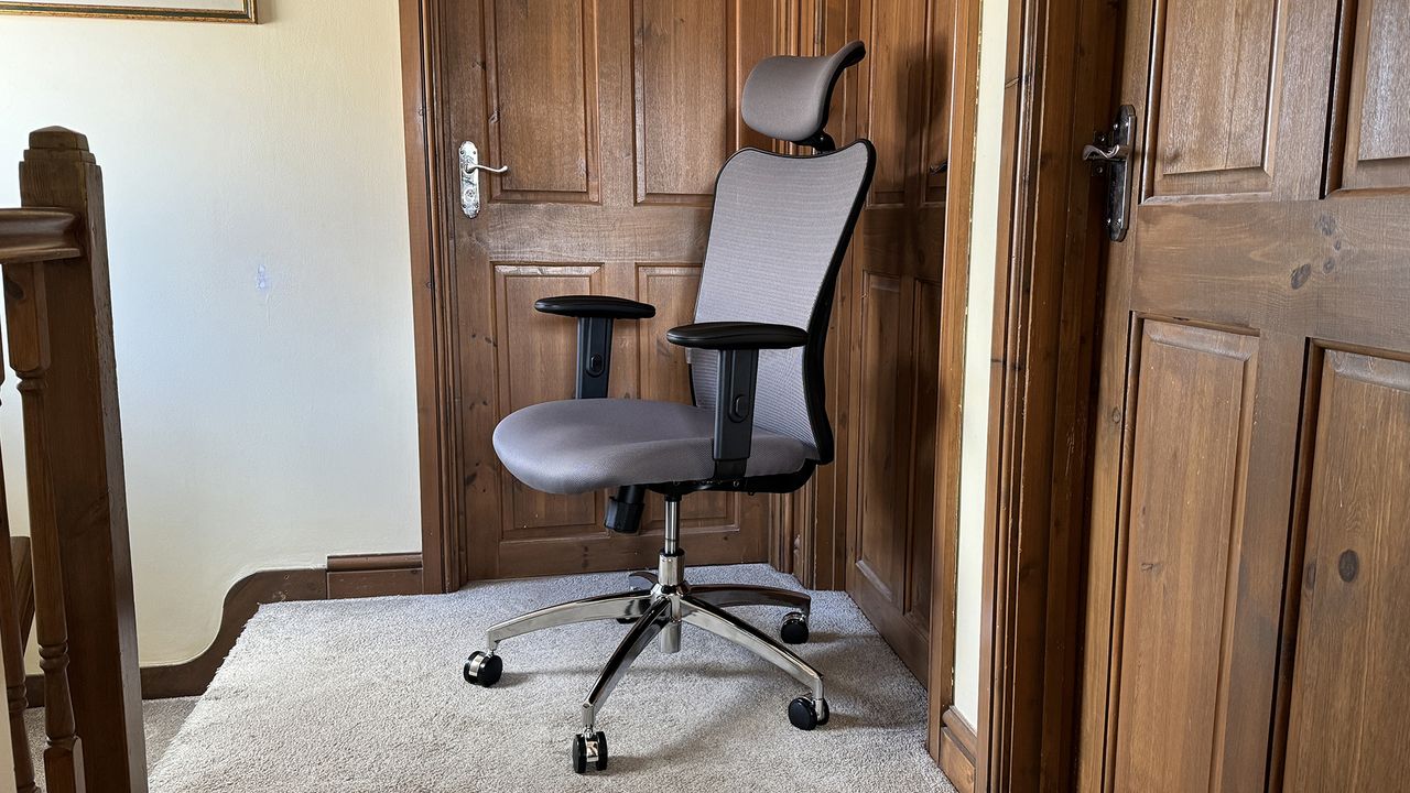 The Sihoo M18 office chair in a coridoor.