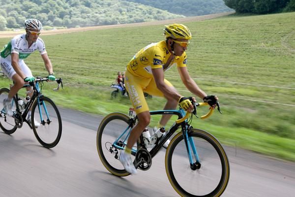 Rinaldo Nocentini (AG2R La Mondiale) enjoys his sixth day in yellow.
