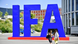 Stora IFA-bokstäver står utställda utanför mässan 2020.