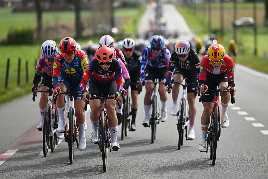 Tour of Flanders Women LIVE - The race is alive with attacks but no breakaway yet
