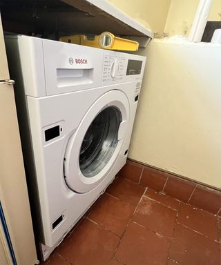 Levelling out a washing machine