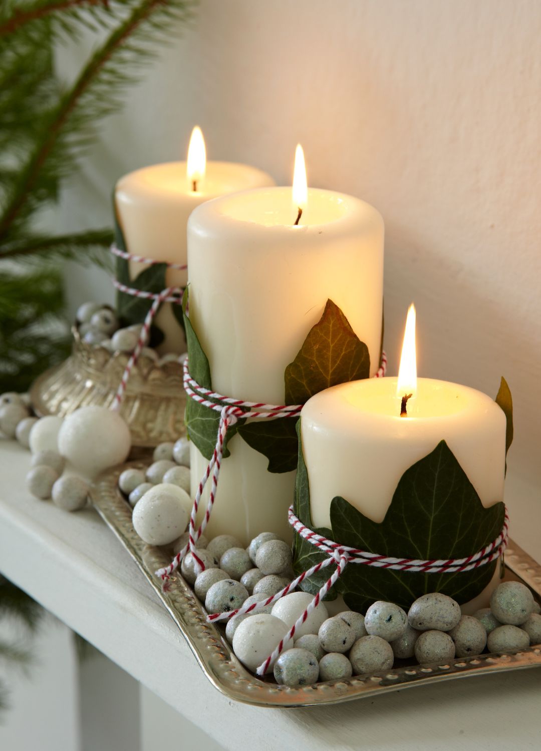 picure of festively decorated candles
