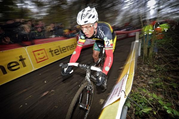 Sven Nys (Landbouwkrediet) bombs a descent.
