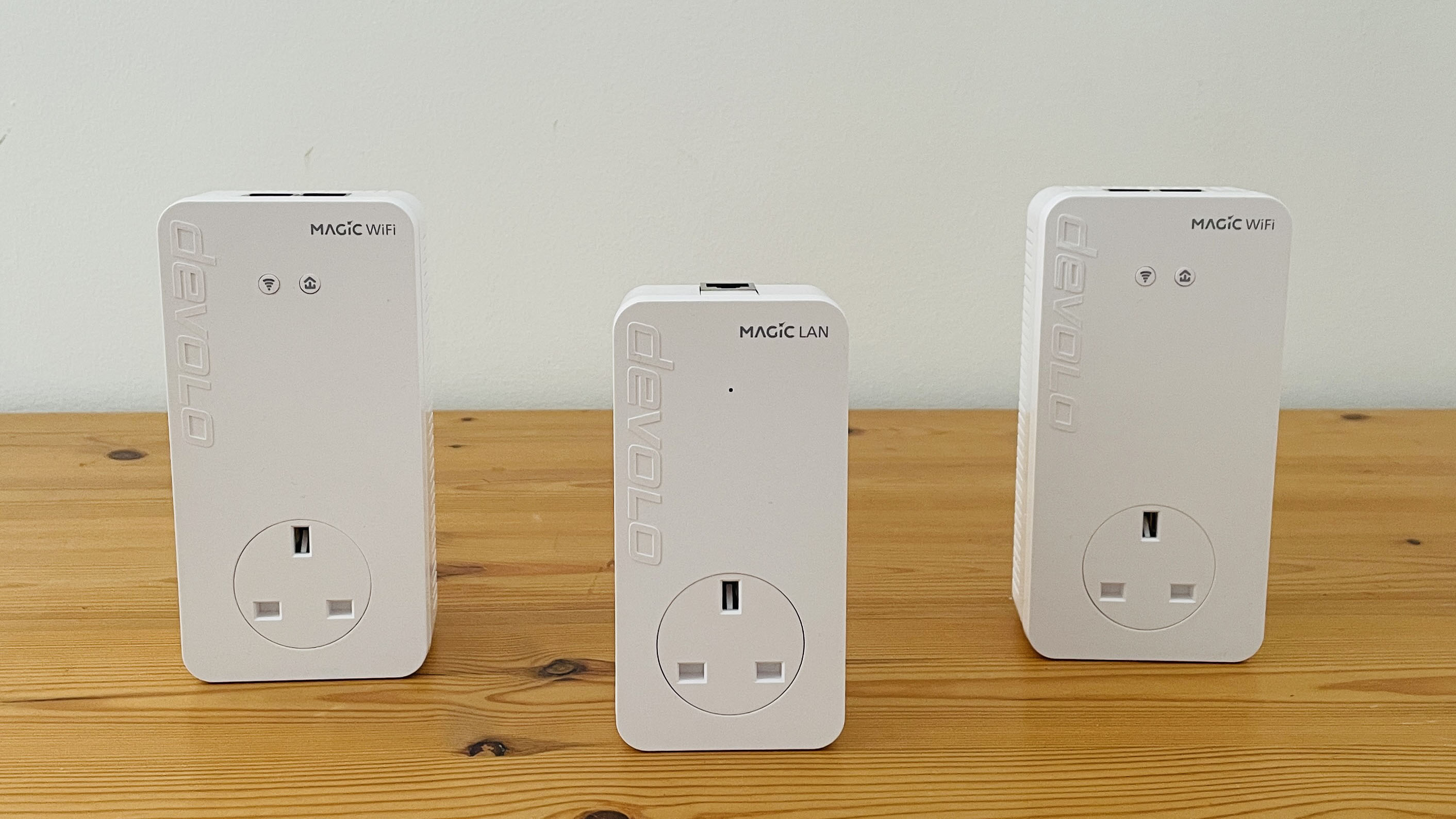 Devolo Magic 2 WiFi 6 Next auf Holztisch