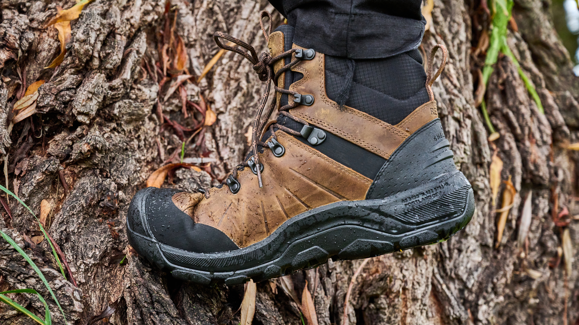 The Keen Revel IV on foot, being flexed against a tree