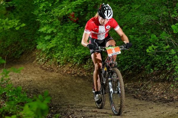 Annika Langvad (HMTBK) races through the forest.