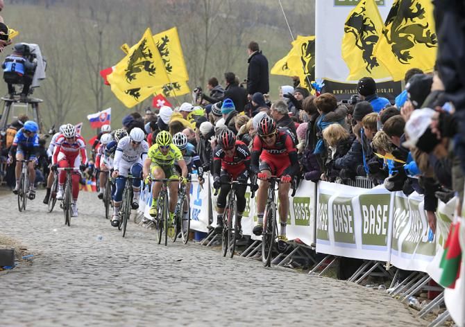 Marcus Burghardt leads the chasers up the Paterberg