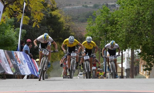 Stage 3 of the Cape Pioneer Trek came down to a sprint finish with SCOTT Factory Racing (in yellow) just edging out Team Bulls (in white) for the victory.