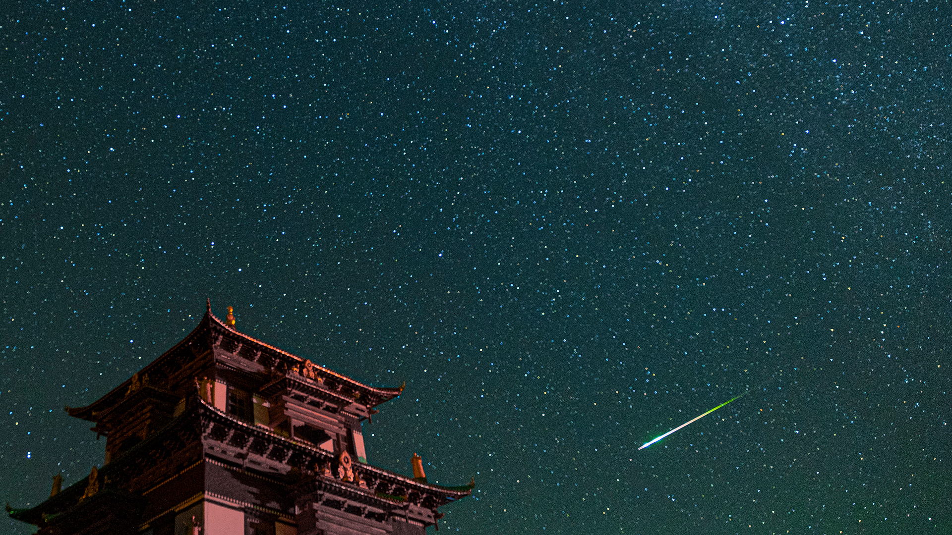 Un météore perce le ciel pendant la pluie de météores perséides.