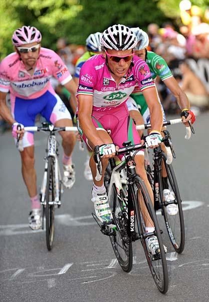 Danilo Di Luca (LPR Brakes) leads the chase to the finish.