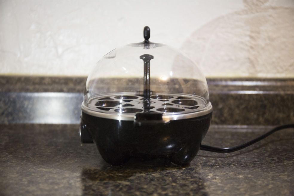 The Dash Rapid egg cooker has a central handle to lift the egg rack.