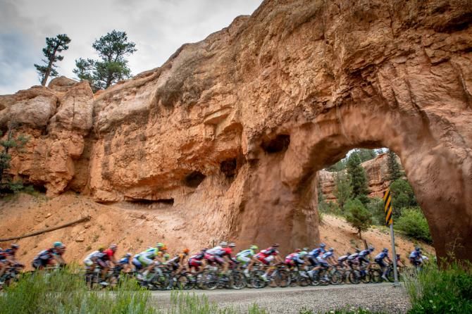 The peloton passes through one of the Red Canyon archways as it passes near Bryce Canyon