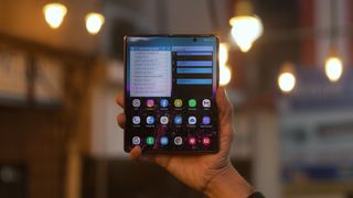 Un Samsung Galaxy Z Fold 2 desplegado, sujetado por la mano de alguien