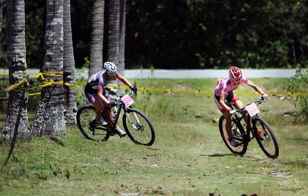 Women's overall leader Lea Davison (Specialized) rounds a turn ahead of Nathalie Schneitter (Colnago Sudtirol)