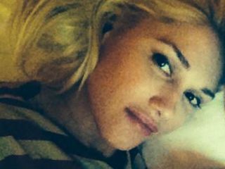 Gwen Stefani posts pregnancy pictures on Twitter