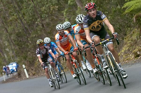 Tour leader Dale Parker (Jayco-2XU) drives a chasing group towards solo leader Nathan Earle (Genesys Wealth Advisers).