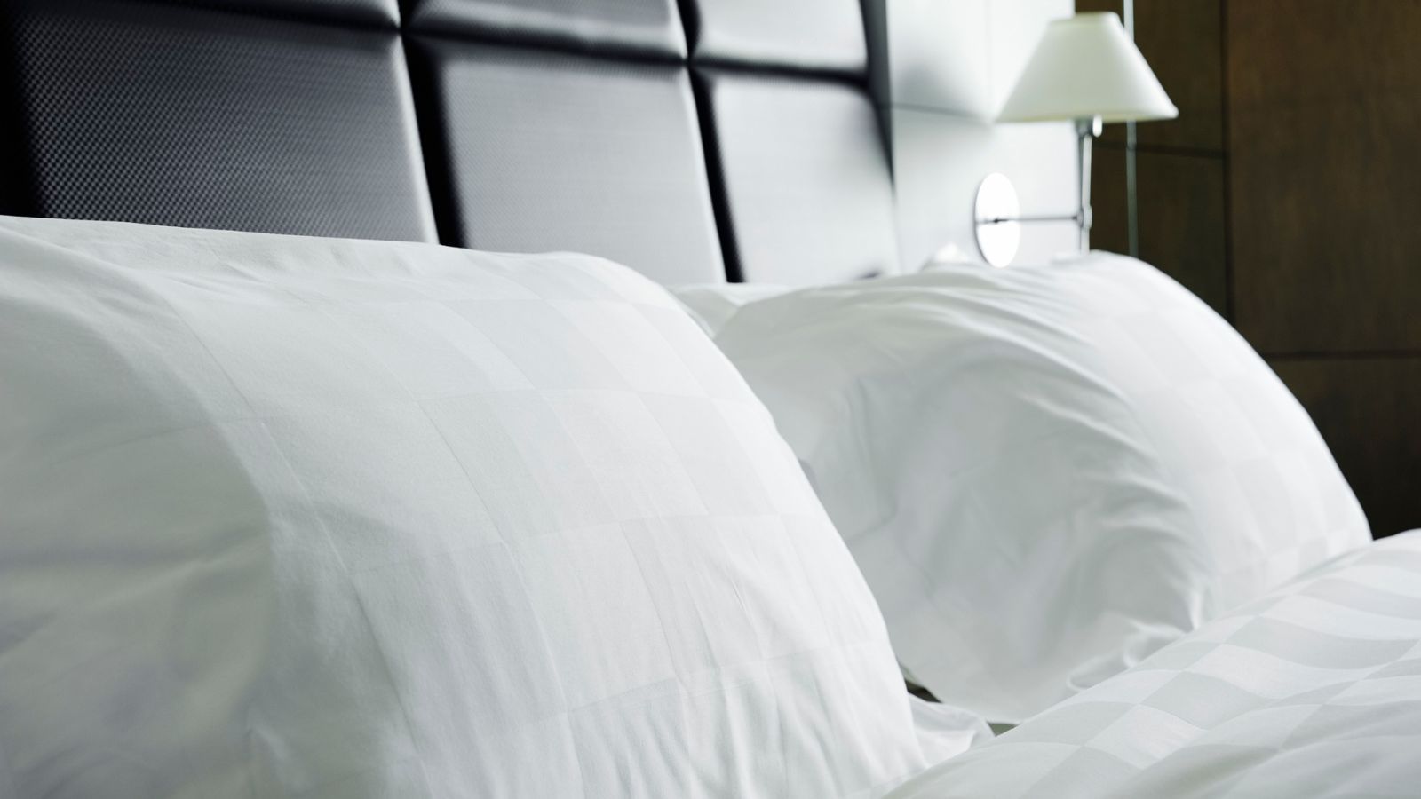 How to fluff pillows expert ways to restore your pillows Homes