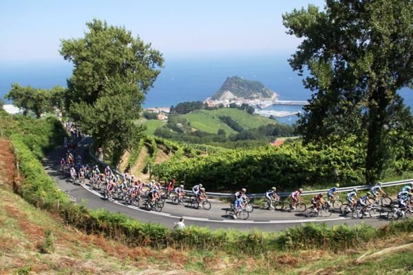 Stunning views of the Atlantic Ocean greeted fans and riders in San Sebastian