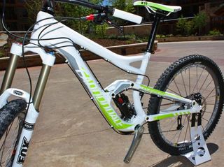 Axle path on the Claymore is a simple and reliable single-pivot.