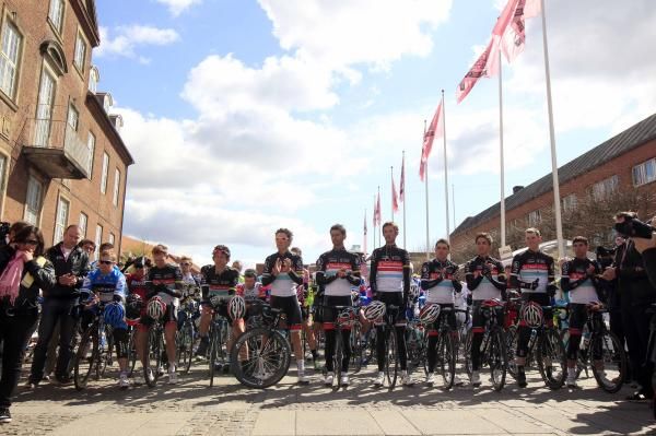Tyler Farrar and RadioShack-Nissan led the tribute to the late Wouter Weylandt.