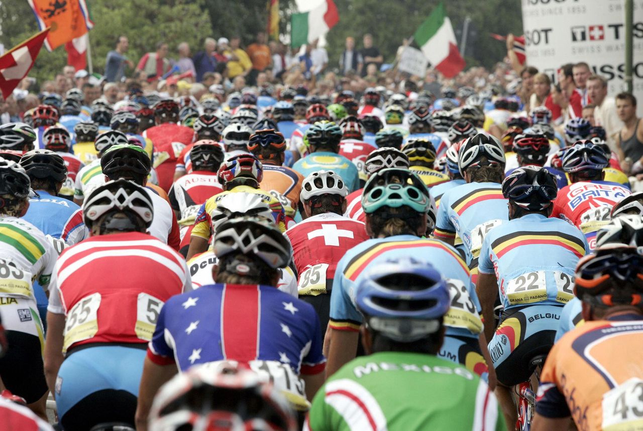 The peloton of the 2004 road race