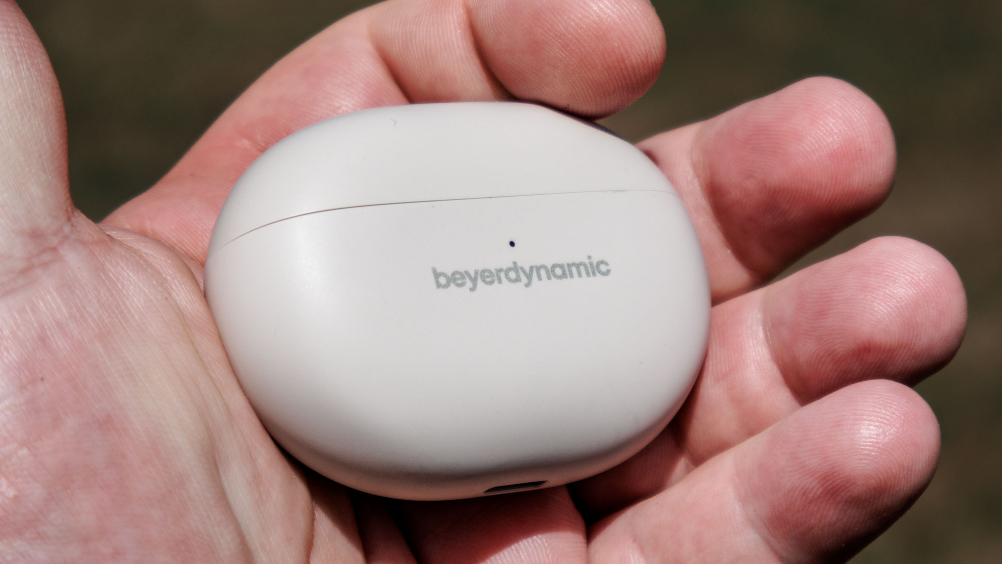 Beyerdynamic Amiron 100 case in hand